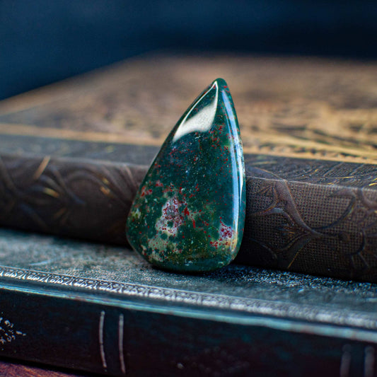 Cabochon Goutte en Jaspe Héliotrope | ’Pierre de Sang’