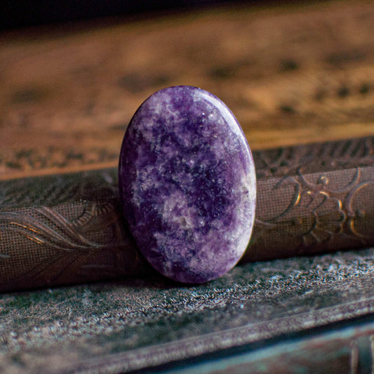 Cabochon Ovale en Lépidolite | Calme & Réconfort