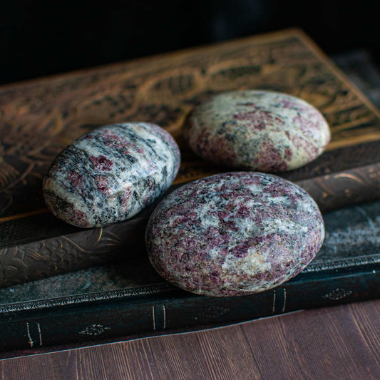 Tourmaline Rose sur Quartz | Galet