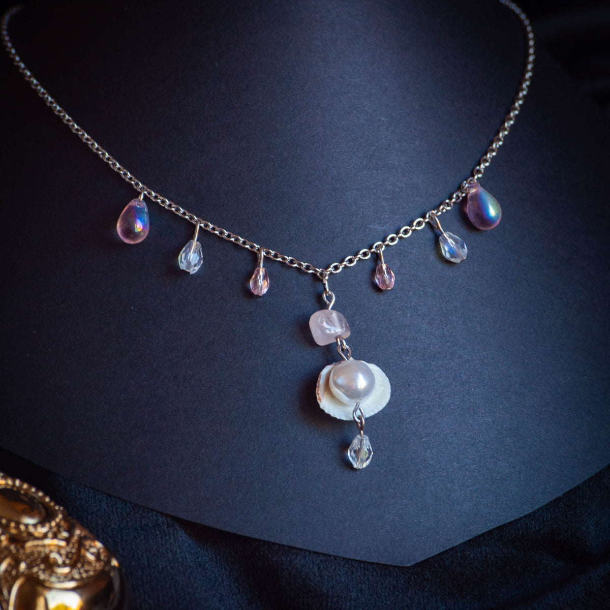 Collier ‘Cadeau de Vénus’ | Quartz rose & Coquillage  |  Collection Pirates