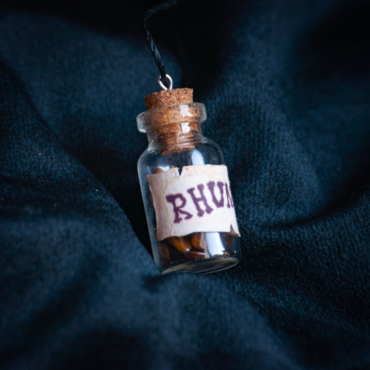 Collier ‘Et une bouteille de Rhum !’ | Oeil-de-tigre  |  Collection Pirates
