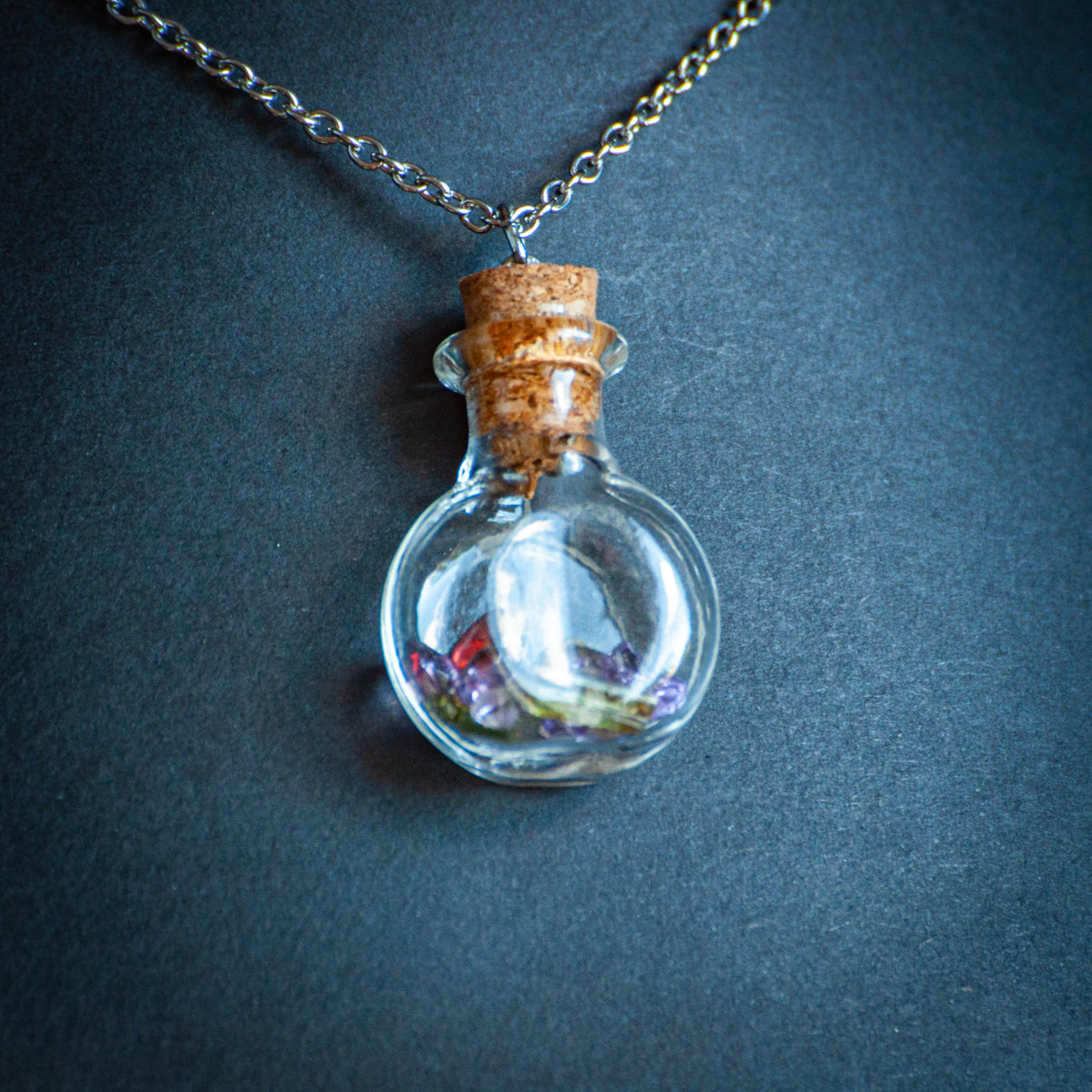 Collier ‘Un trésor en bouteille’ | Améthyste, Grenat et Tourmaline  |  Collection Pirates