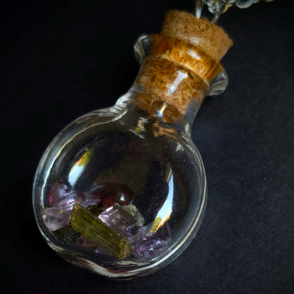 Collier ‘Un trésor en bouteille’ | Améthyste, Grenat et Tourmaline  |  Collection Pirates
