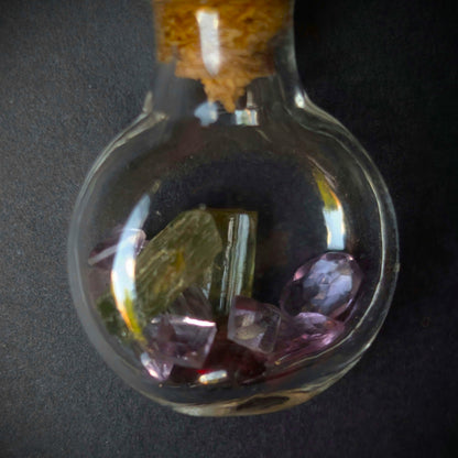Collier ‘Un trésor en bouteille’ | Améthyste, Grenat et Tourmaline  |  Collection Pirates